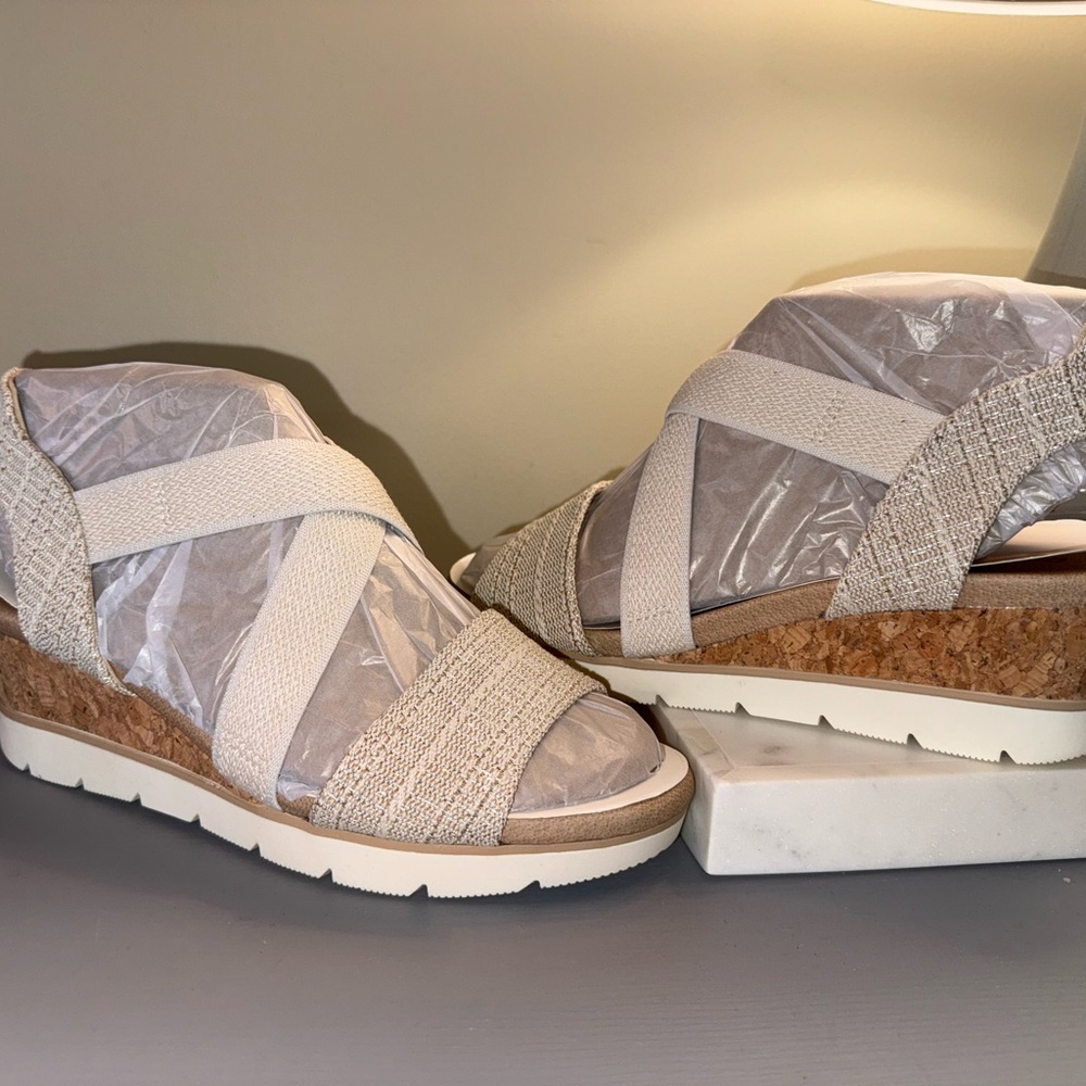 Dr Scholls Women's 8.5- Just Cute Light Gold Platform Wedge Sandals